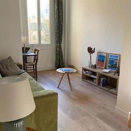 Le Palais, Avec Cuisine Et Espace Repas Separes, Dans Immeuble Nicois, Port De Nice, Vieux Nice, Place Du Pin Et Garibaldi, Colline Du Chateau, A 2 Minutes De La Promenade Des